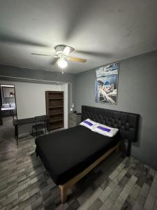 a bedroom with a bed and a ceiling fan at Loft economico cerca del puente Santa Fe in Ciudad Juárez