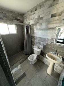 a bathroom with a toilet and a sink at Loft economico cerca del puente Santa Fe in Ciudad Juárez