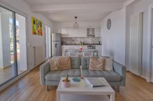 ein Wohnzimmer mit einem Sofa und einem Tisch in der Unterkunft Terrazza Incanto in Cefalú
