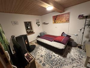 ein Schlafzimmer mit einem Bett in einem Zimmer mit einem Teppich in der Unterkunft Ferienhaus Historisches Backhäuschen 