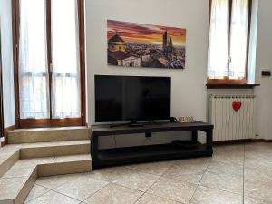 een woonkamer met een flatscreen-tv aan de muur bij La Casa di Mia in Bergamo