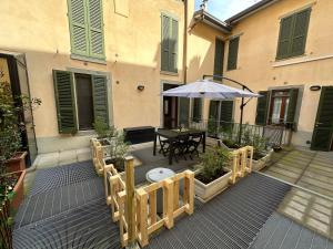 een patio met een tafel en een parasol bij La Casa di Mia in Bergamo