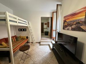 een woonkamer met een stapelbed en een bank bij La Casa di Mia in Bergamo