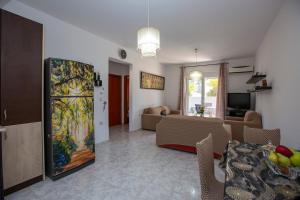 Natural Quiet Accommodation في كاليثيا رودس: غرفة معيشة مع أريكة وغرفة طعام