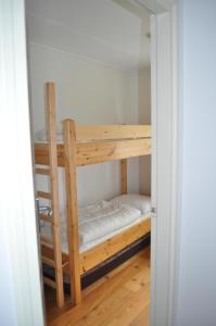 Cette chambre dispose de lits superposés. dans l'établissement Ferienhaus "Wad und Wal" mit Schwimmbad, à Ballum