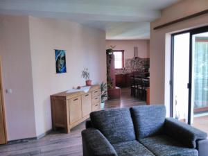 ein Wohnzimmer mit einem Sofa und einem Tisch in der Unterkunft Studio für 7 Personen und 1 Kind in Medulin, Istrien Südküste von Istrien in Medulin