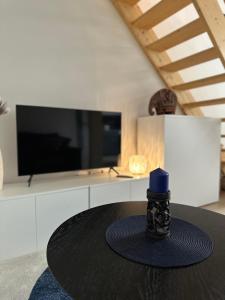 TV a/nebo společenská místnost v ubytování Cozy Blue Flat
