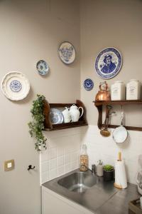 eine Küche mit einem Waschbecken und Platten an der Wand in der Unterkunft Maisonnette individuelle au coeur de Vernon in Vernon