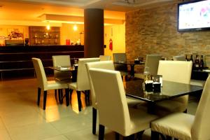 un restaurante con mesa y sillas y un bar en Hotel Terranova en Panamá