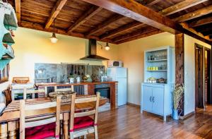 cocina con techos de madera, mesa y sillas en Ferienhaus für 12 Personen in Carucedo, Kastilien-Leon Provinz Len, en Carucedo