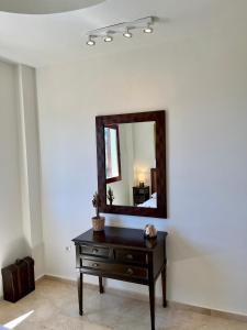 een spiegel aan een muur met een dressoir in een kamer bij Casares dream penthouse in Bahia de Casares