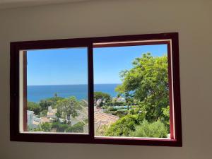 een raam met uitzicht op de oceaan bij Casares dream penthouse in Bahia de Casares