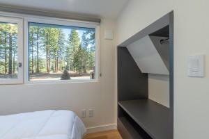 Postel nebo postele na pokoji v ubytování Village Camp Truckee