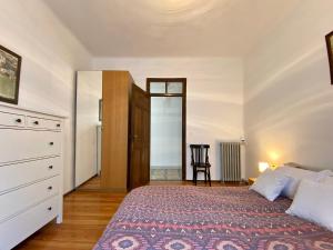 1 dormitorio con 1 cama, vestidor y silla en Avecilla VUT-LE-868 Inmueble singular en el centro de León, en León