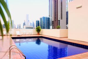 una piscina con vista a la ciudad en Hotel Terranova, en Panamá