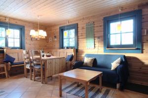 a living room with a couch and a table at Charmantes modernes Blockhaus mit Kamin in Galåbodarna