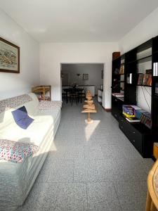 een woonkamer met 2 bedden en een eetkamer bij Casa Serena in Induno Olona