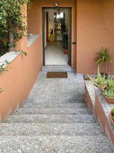 een hal van een huis met een trap naar een deur bij Casa Serena in Induno Olona