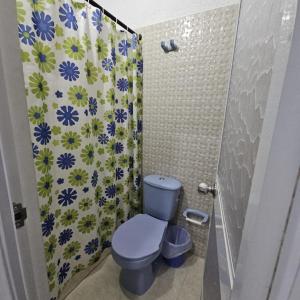 a bathroom with a blue toilet in a shower at Hotel Casa Martina Valledupar in Valledupar