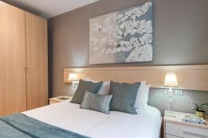 Giường trong phòng chung tại Casa PILAR Central By MyRentalHost