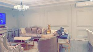 Haiat Villa في الرياض: غرفة معيشة مع أريكة وطاولة