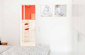 1 dormitorio con cama y dibujos en la pared en Gemütliche Wohnung in Bullay mit Grill, Garten und Terrasse - unikum-Ferienwohnung Perle-Lollipop, en Bullay