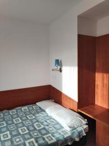 - une petite chambre avec un lit et un bureau dans l'établissement Nad Morzem 315, à Kołobrzeg