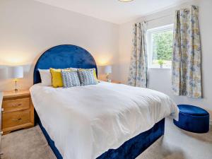Un dormitorio con una cama grande y una ventana en 2 Bed in Gower 91723 