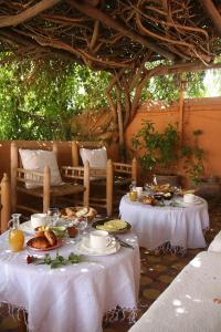 een tafel met borden eten bovenop bij Dar Touyir in Marrakesh