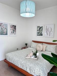 Un pat sau paturi într-o cameră la Villa Ettore