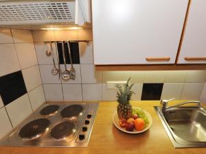 un bol de fruta en la encimera de la cocina junto a un fregadero en Ferienwohnung in Galtür mit Kleiner Terrasse en Galtür