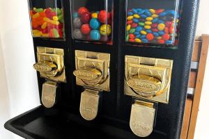 uma máquina de venda automática cheia de diferentes tipos de bolas em Fiesinger House - Private 3-bd Unit in Historic Home, Downtown Sandusky em Sandusky