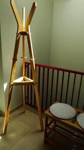 勒伯尔Gemütliches Dachgeschoss-Apartement mit Seeblick und großem Garten am Wasser的阳台顶上的木梯