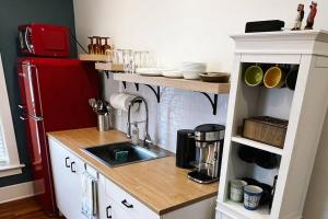 una pequeña cocina con fregadero y nevera. en Fiesinger House - Private 3-bd Unit in Historic Home, Downtown Sandusky, en Sandusky