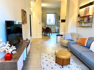 uma sala de estar com um sofá e uma mesa em Como city apartment Giulio Cesare-private parking em Como