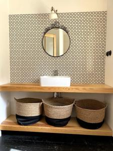 baño con lavabo y cestas en un estante en Pod Modrzewiem, en Sokołowsko 6 fotos más