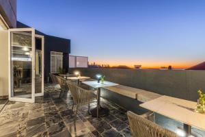 a restaurant with tables and chairs on a rooftop at O on Kloof Boutique Hotel & Spa in Cape Town