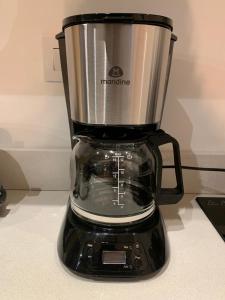 a blender sitting on top of a counter at aldea fisherton monoambiente in Rosario