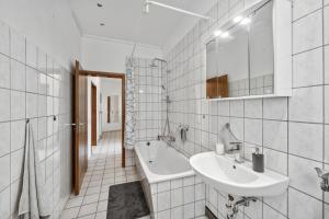 Koupelna v ubytování Wupper Home II, Top Lage Ideal für Geschäftsleute, Monteure, Familien, 3 Zimmer, Flachbild-TV + 5 fotografií