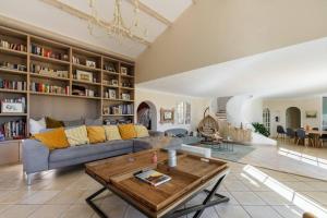 ein Wohnzimmer mit einem Sofa und einem Tisch in der Unterkunft Charming provençal family house with swimming pool in Antibes
