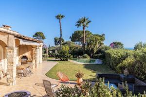 einen Hinterhof mit einem Pool und einem Haus in der Unterkunft Charming provençal family house with swimming pool in Antibes