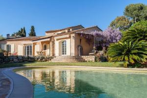 ein Haus mit Pool davor in der Unterkunft Charming provençal family house with swimming pool in Antibes