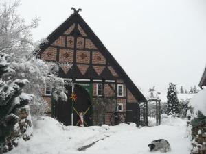 ein großes Gebäude mit Schnee auf dem Boden davor in der Unterkunft Ganze Wohnung in Jameln mit Garten, Grill und Terrasse - b57780 in Jameln
