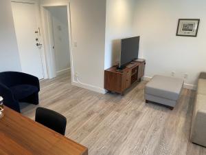 TV a/nebo společenská místnost v ubytování Large 2 bedroom private suite !