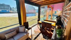 ein Wohnzimmer mit einem Sofa und einem großen Fenster in der Unterkunft Karaçam & Yedigöller doğa evleri in Kemaller