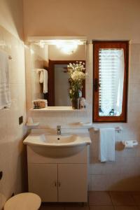 y baño con lavabo y espejo. en Chalet - b57732, en San Felice del Benaco