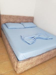 a bed in a room with ainylinylinylinylinylinylinylinylinyl at Hotel Rozafa Velipoje in Baks-Rrjoll