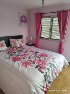 um quarto com uma cama grande e cortinas cor-de-rosa em Ranch lau&Ri Nazaré em Cela Velha