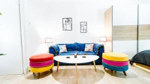 uma sala de estar com um sofá, uma mesa e cadeiras em OASIS RESIDENCE em Corinto
