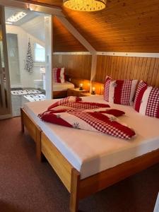 1 dormitorio con 2 camas y almohadas rojas y blancas en Neues ruhiges Studio im Naherholungsgebiet, ruhige Zimmer im grünen, en Sigigen